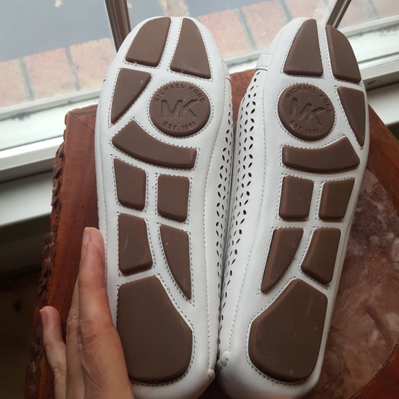 Michael Kors White & Gold Driving Mocs, size 7 - Picture 5 of 8